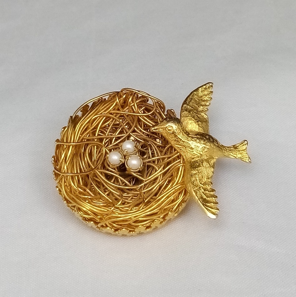 Vintage JEANNE Bird in Nest with Pearl Eggs Brooch